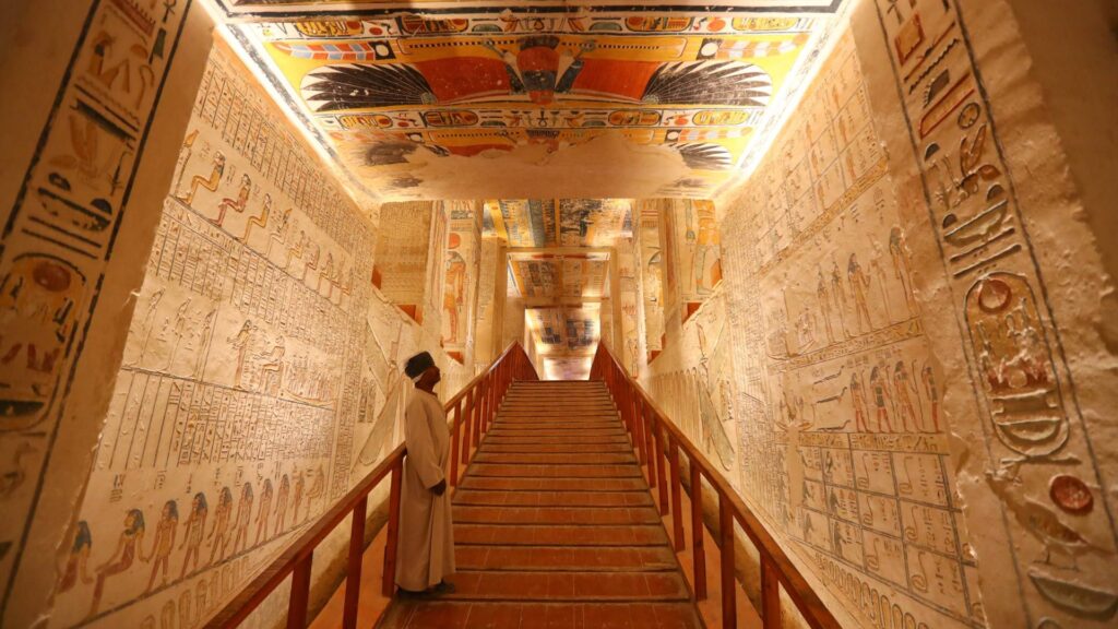 fotogaleria imagen de un empleado dentro de la tumba de ramses vi en el valle de los reyes en luxor egipto 1348444