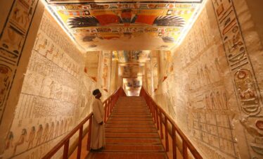 fotogaleria imagen de un empleado dentro de la tumba de ramses vi en el valle de los reyes en luxor egipto 1348444